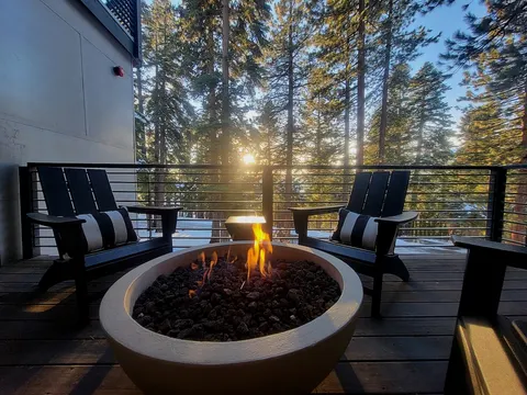 Hot Tub • 5 Fire features • Game room • Luxe