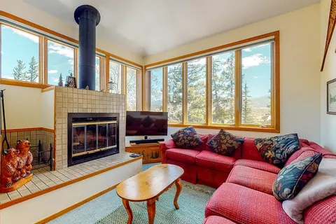 Perfect 3BR Lakefront | Fireplace | Deck
