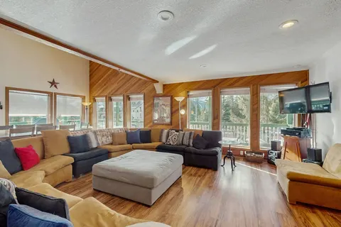 Spacious 6BR Ski In/Out Mountainview Oasis