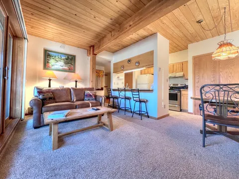 Comfortable 1 Bedroom, Outdoor Hot Tub & Fire Pit!