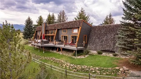 Scenic Mountain Lodge w/ Creek/hot tub and sauna!
