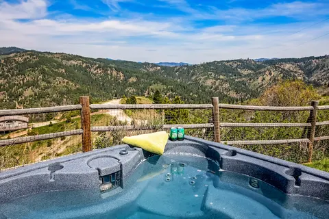 Mountaintop Getaway w/Stunning Views and Hot Tub