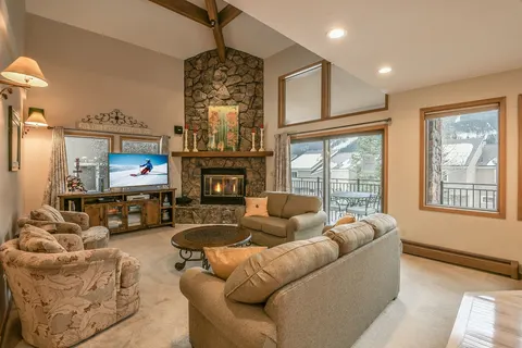 Renovated Townhome For Family Summer Getaway!