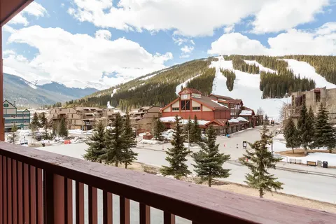 1 Min Walk to Super Bee Chair! Amenities galore!