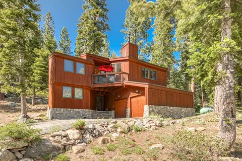 Big John at Alpine by Tahoe Getaways - 3 BR w HOA Pond & Shuttle