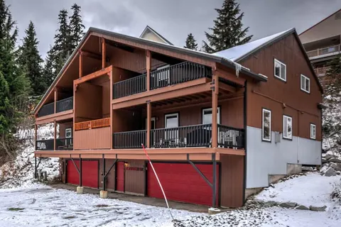 Ski in/out, 4bed/4bath with hot tub and lake views