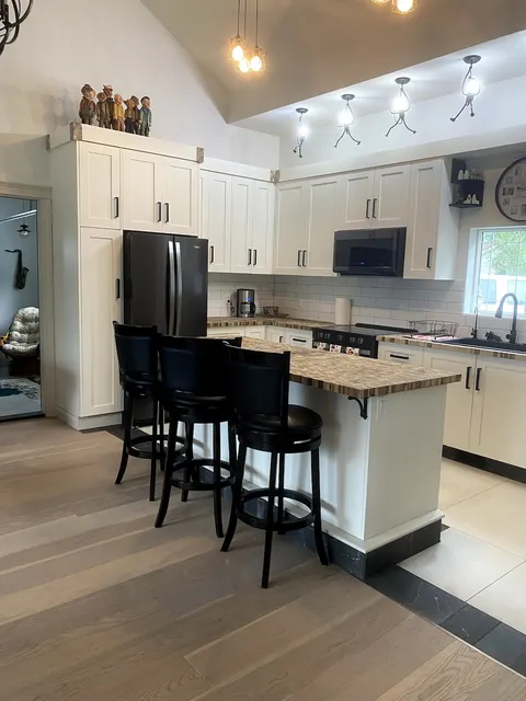 Cheerful Executive Style 4 Bedroom Home