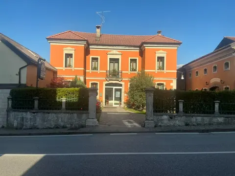 Villa on Lake Dolomites between Cortina Venice