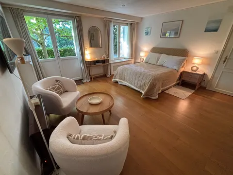 Studio 2 steps from the lake with patio