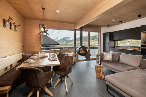 Ski/bike chalet with private sauna & mountain views