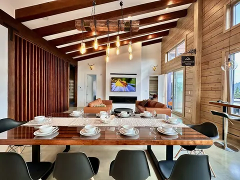 Cliffhanger Chalet · Hot Tub · Sauna · 16 Guests