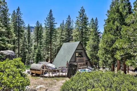 Reindeer A Frame Cabin, hot tub, pet friendly