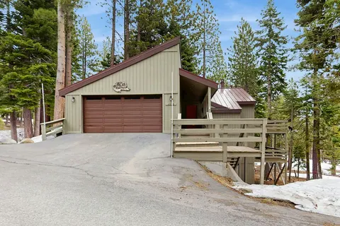 Spacious mountain home with deck mountain views & access to year-round activities
