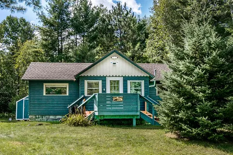 Great Location! 55” TV/Screen Porch/Firepit/Grill