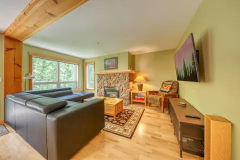 Fernie Ski-In Condo, 2 bed, 2 bath, with private hot tub and BBQ.