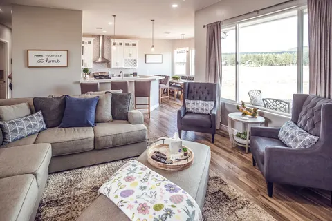 ‘Vistas Bonitas’ Home w/ Patio: 7 Mi to Snowbowl!