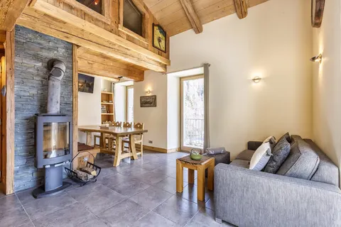 Apt Arsene 6 Chalet-Style Near Ski Sleeps 6 - Happy Rentals