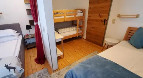 Ferienwohnung am Krausberghof mit Balkon und Parkplatz, Aufenthaltsraum mit Spielmöglichkeiten, Erholung- inmitten der Natur, 6 Fahrminuten zur Alpentherme Gastein und zur Schlossalmbahn