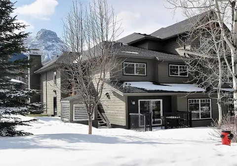 ⛰️Your Rocky Mountain Getaway Awaits! Pet friendly!⛰️ close to Banff, pet friendly