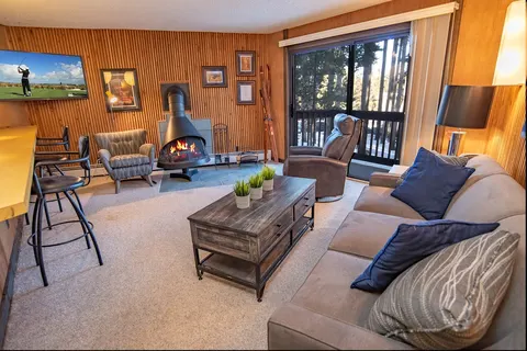 Peak 8 Village Hideaway Condo: On Shuttle Route