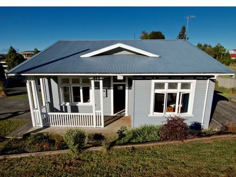 Cole Cottage with Spa - Ohakune Holiday Home