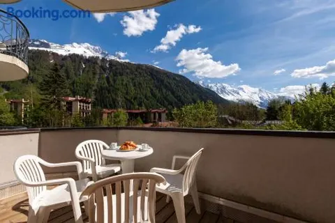 Le Cristal MB1 Mont-Blanc View, Pool, Private Sauna & Parking - Happy Rentals