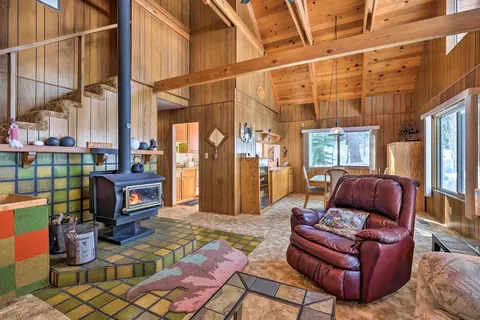 Near Hiking & Skiing: Bear Valley Cabin!