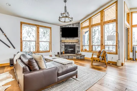 Beautiful Modern Alpine Home - Private Hot Tub Gas Fireplaces Walk to Dining