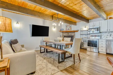 Serene condo with skiing fireplace mountainview & washer&dryer