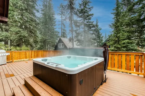 Dog-Friendly 3-Story Home & Loft with Deck Private Hot Tub Gas Grill Pool Table