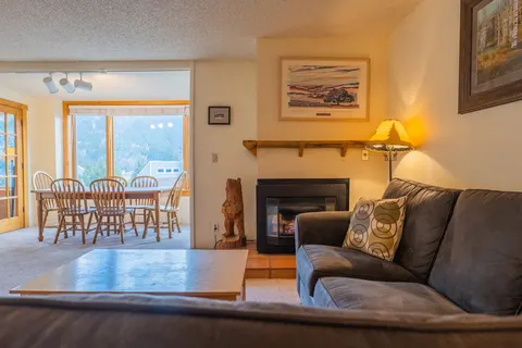 Spacious Condo, Short Walk to Lifts. SH301
