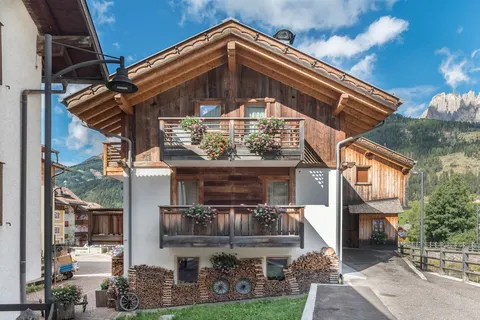 Apartment \"Ciasa Lino Sas da le Undesc\" with Mountain View & Wi-Fi