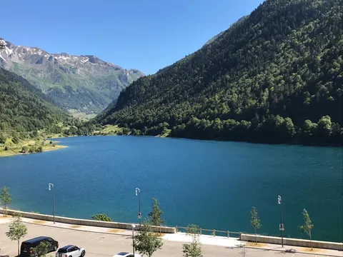 5-bed apartment with superb view of Lake Artouste