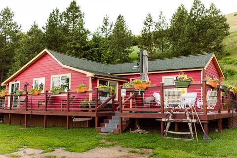 Spacious one bedroom plus Bungalow off O'Keefe Creek