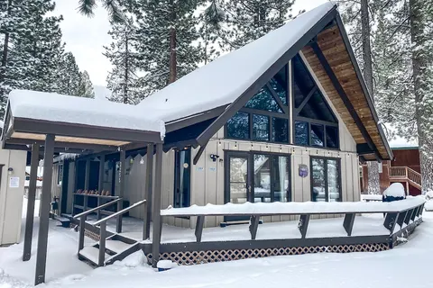 3BR chalet w/loft & fireplace near skiing, hiking.