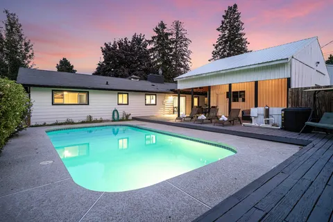 Sunny Pool & Hot Tub Bed & Breakfast