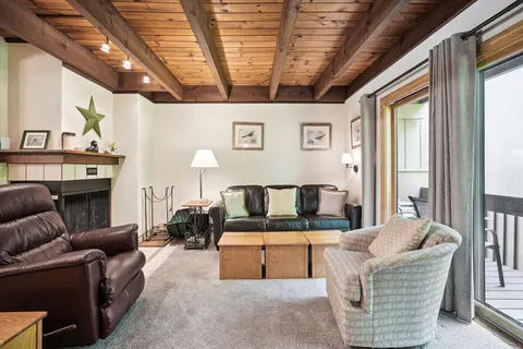 Cozy One-Bedroom Edgemont Condo with Ski Access & Fireplace B3
