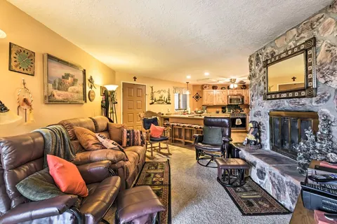 Mountain-View Angel Fire Condo: Walk to Skiing