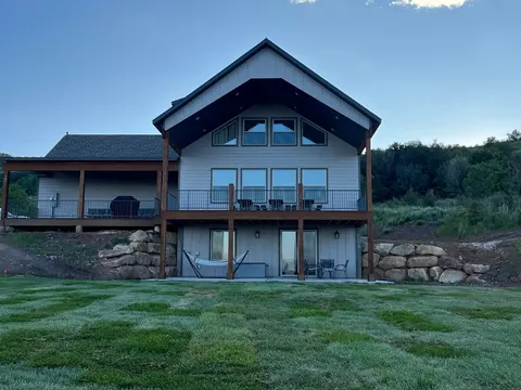 Kozy Retreat @ Bear Lake - 6 KING Beds, Bunk Room, Lake View, Deck w/ Grill