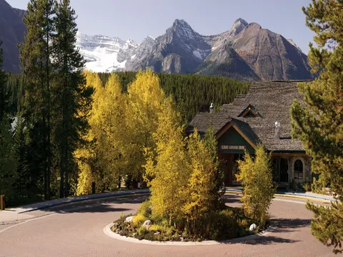 Great Location! Cozy Charming Lake Louise Getaway