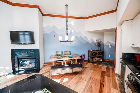 Lodge at Spruce Peak! Amazing 2 BR ! Ski In-Out!