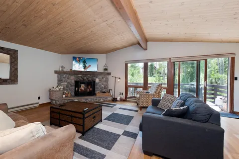 Pet Friendly Remodeled End Unit Townhome - Deck - Views - Steps to Lift