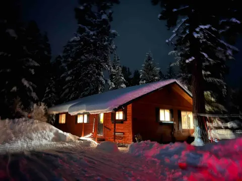 McCall ski cabin with vintage vibes and modern amenities, pet friendly 🌲