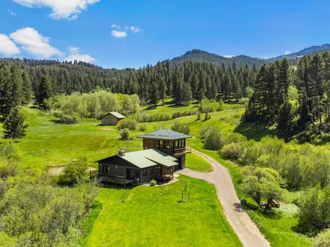 Brackett Creek Cabin-Private Cabin on 100+ Acres Bordering National Forest!