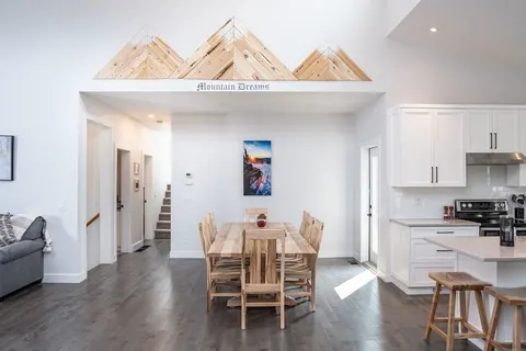 Mountain Dreams - Revelstoke Home Near RMR