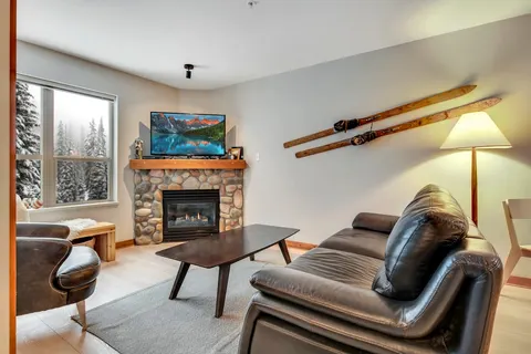 Ground Floor Condo at Creekside - pet friendly, large mudroom, close to trails